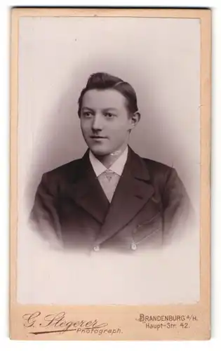 Fotografie G. Stegerer, Brandenburg a / H., Portrait junger Herr mit Seitenscheitel im Anzug