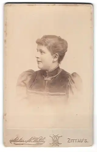 Fotografie Atelier A. Wehle, Zittau i / S., Portrait bürgerliche Dame mit zurückgebundenem Haar in zeitgenöss. Kleidung