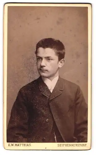 Fotografie E. W. Matthias, Seifhennersdorf, Portrait halbwüchsiger Knabe mit Bürstenhaarschnitt