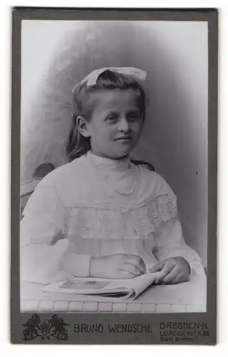 Fotografie Bruno Wendsche, Dresden-N, Portrait Mädchen in Kleid mit Haarschleife