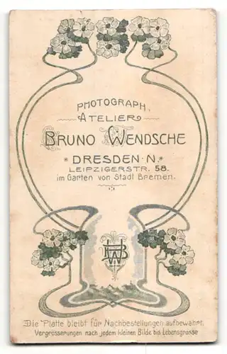 Fotografie Bruno Wendsche, Dresden-N, Portrait Mädchen in Kleid mit Haarschleife