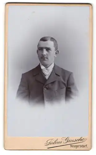 Fotografie Julius Grusche, Neugersdorf, Portrait junger Mann in feierlicher Kleidung