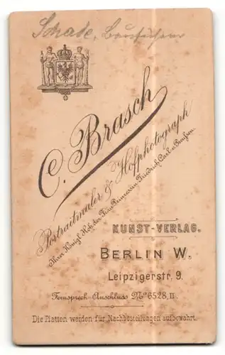 Fotografie C. Brasch, Berlin W., Portrait charmanter Herr mit Zwirbelbart u. Fliege im Anzug