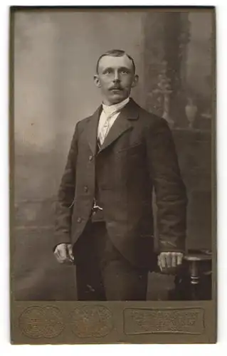 Fotografie Max Seifert, Freiberg i / S., Portrait charmanter Herr mit Schnauzbart u. Krawatte im Anzug
