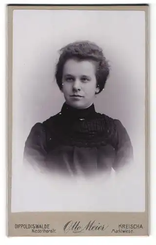 Fotografie Otto Meier, Dippoldiswalde, Kreischa, Portrait junge Dame mit zurückgebundenem Haar in eleganter Kleidung