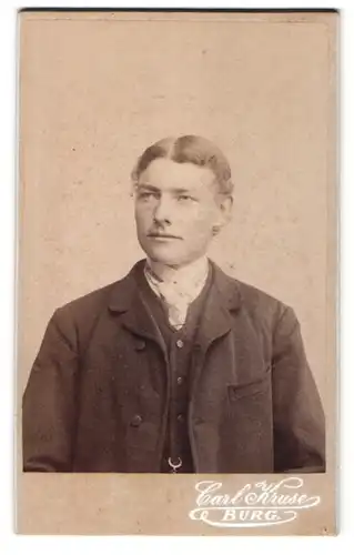 Fotografie Carl Kruse, Burg, Portrait charmanter junger Herr mit Krawatte im Anzug