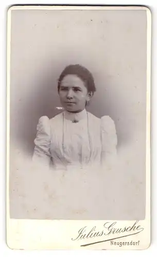 Fotografie Julius Grusche, Neugersdorf, Portrait junge Dame mit zurückgebundenem Haar im weissen Kleid