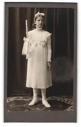 Fotografie unbekannter Fotograf und Ort, Portrait junge Dame mit Schleife u. Kerze im weissen Kleid