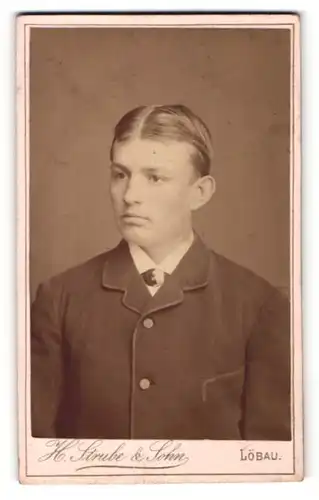 Fotografie H. Strube & Sohn, Löbau, Portrait junger Herr mit Mittelscheitel u. Fliege in zeitgenöss. Kleidung