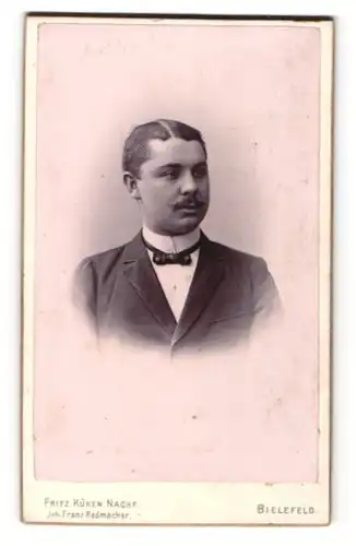 Fotografie Fritz Küken Nachf., Bielefeld, Portrait junger Herr mit Oberlippenbart in Anzug