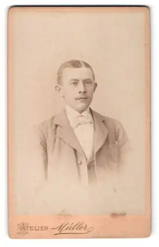 Fotografie Müller, Rochlitz, Portrait Herr mit zeitgenöss. Frisur in modischer Kleidung