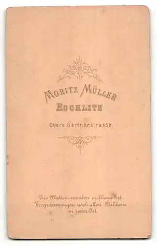 Fotografie Müller, Rochlitz, Portrait Herr mit zeitgenöss. Frisur in modischer Kleidung