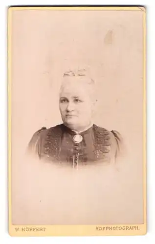 Fotografie W. Höffert, Dresden, Portrait betagte Dame in feierlicher Garderobe