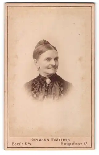 Fotografie Hermann Besteher, Berlin-SW, Portrait betagte Dame mit zusammengebundenem Haar