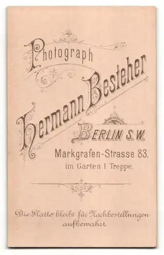 Fotografie Hermann Besteher, Berlin-SW, Portrait betagte Dame mit zusammengebundenem Haar