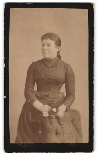 Fotografie L. Wilhelm, Glauchau, Portrait junge Frau in festlicher Kleidung