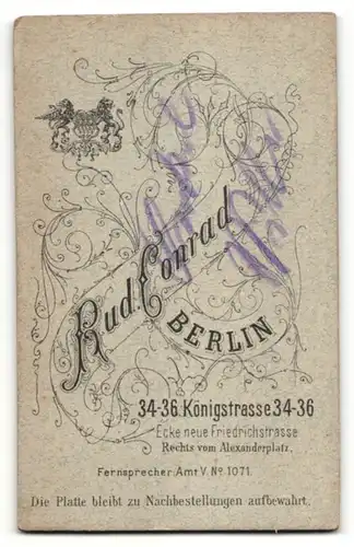 Fotografie Rud. Conrad, Berlin-C, Portrait Herr mit Bürstenhaarschnitt und Oberlippenbart in Abendgarderobe