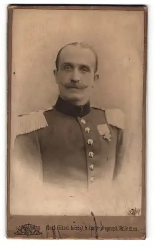 Fotografie Karl Lützel, München, Portrait Offizier in Uniform mit Epauletten und Orden