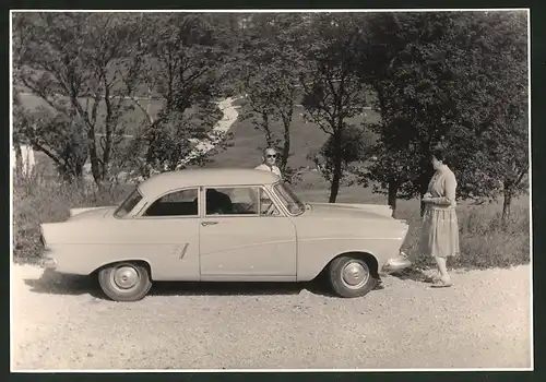 Fotografie Auto Ford Taunus, Ehepaar mit PKW auf einer Landstrasse