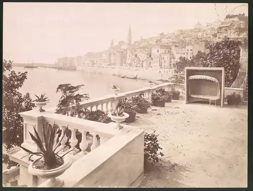 Fotografie Fotograf unbekannt, Ansicht Menton, Hafen-Panorama von der Terrasse einer Villa gesehen, Grossformat 27 x 20cm