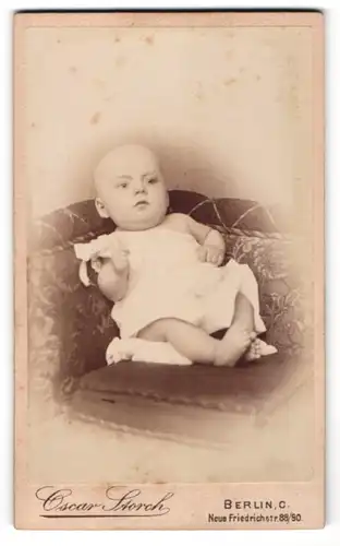 Fotografie Oscar Storch, Berlin, Baby in Unterhemdchen