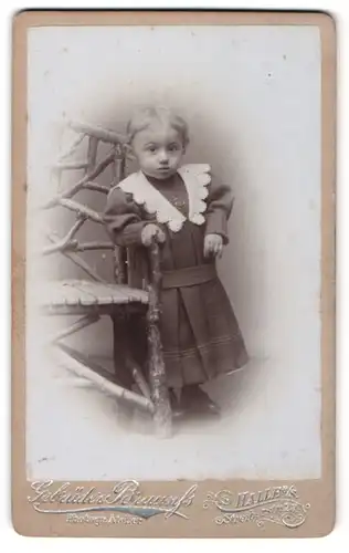 Fotografie Gebrüder Braunfs, Halle, kleines Mädchen in Kleid mit Spitzenkragen