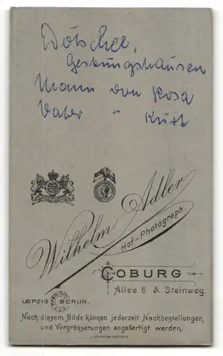 Fotografie Wilhelm Adler, Coburg, Herr mit gemusterten Tuch und Schnurrbart