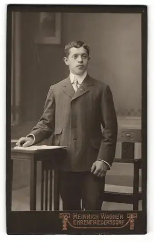 Fotografie Heinrich Wagner, Ehrenfriedersdorf, junger Herr in Einreiher mit Krawatte