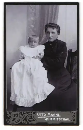 Fotografie Otto Magni, Crimmitschau, junge Frau mit Baby in langem Kleid
