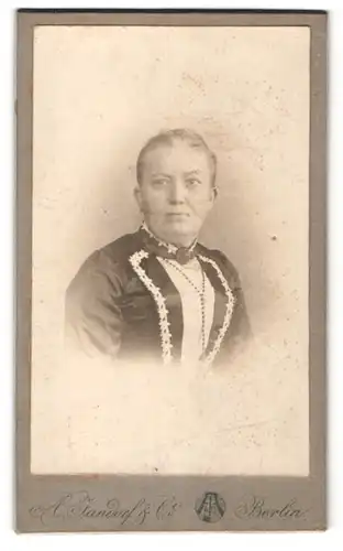 Fotografie A. Jandorf & Co., Berlin, Portrait bürgerliche Dame mit zurückgebundenem Haar in modischer Kleidung