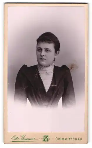 Fotografie Otto Zeumer, Crimmitschau, Portrait junge Dame mit zurückgebundenem Haar in eleganter Kleidung