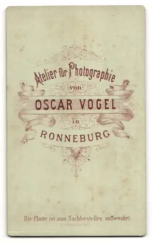 Fotografie Oscar Vogel, Ronneburg, Portrait junge Dame mit Kruzifix