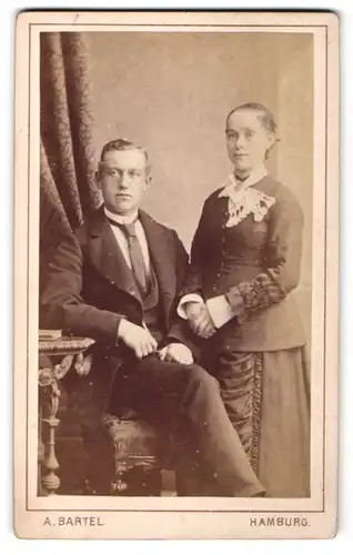 Fotografie A. Bartel, Hamburg, Portrait junges Paar in festlicher Kleidung