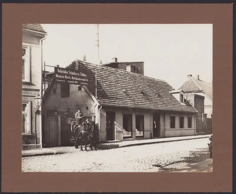 Fotografie Ferdinand Esch, Ansicht Ludwigslust, Firma Schulze & Söhne Fleischerei-Wurstwaren, Fuhrwerk verlässt den Hof 0