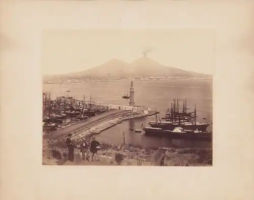 Fotografie Robert Rive, Naples, Ansicht Neapel - Napoli, Hafen mit Leuchtturm mit Blick zum Vulkan Vesuv, 25 x 19cm