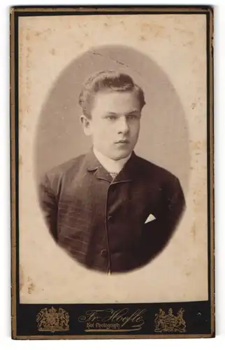 Fotografie Fr. Hoefle, Augsburg, junger Herr mit Einstecktuch und kariertem Jackett