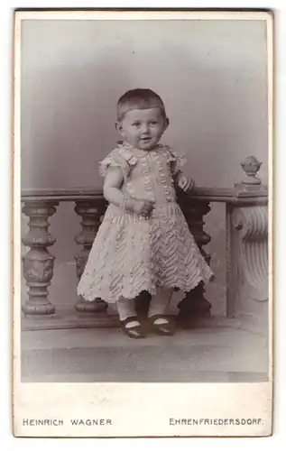 Fotografie Heinrich Wagner, Ehrenfriedersdorf, kleines Mädchen mit besticktem Kleid und sehr kurzen Haaren
