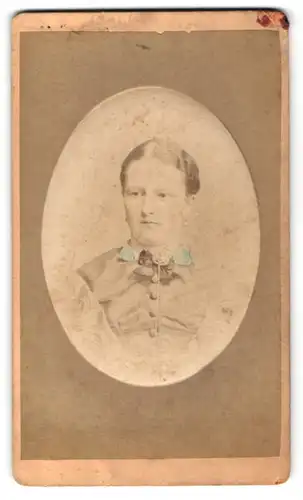 Fotografie M. Keller, Augsburg, Portrait bürgerliche Dame mit zurückgebundenem Haar in eleganter Kleidung