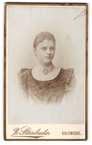 Fotografie R. Steinbacher, Salzwedel, Portrait junge gutbürgerliche Dame