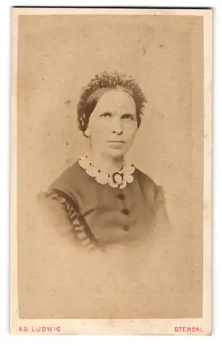 Fotografie Ad. Ludwig, Stendal, Portrait Frau mit Kopfschmuck