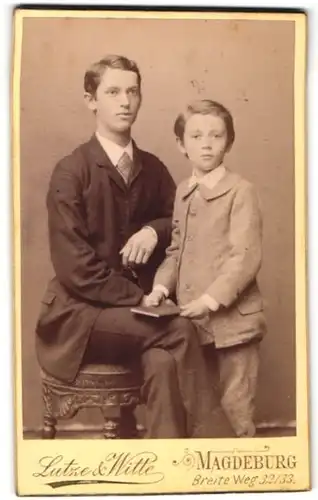 Fotografie Lutze & Witte, Magdeburg, junger Herr in karierter Krawatte und Junge in Anzug
