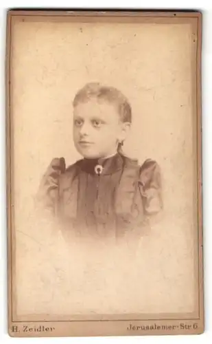 Fotografie H. Zeidler, Berlin, Portrait junge Dame mit zurückgebundenem Haar in eleganter Kleidung
