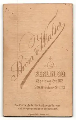 Fotografie Strom & Walter, Berlin S.O., Bürgersohn in elegantem Anzug