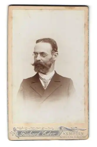 Fotografie Richard Eder, Kempten, Eleganter Herr mit Vollbart und Brille