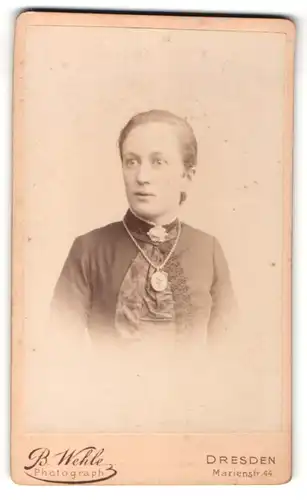 Fotografie B. Wehle, Dresden, Frau mit Halskette