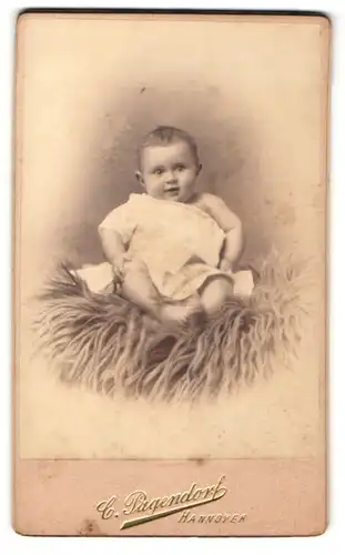 Fotografie C. Pagendorf, Hannover, Portrait von Baby auf einer Wolldecke