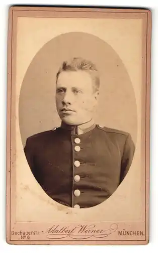 Fotografie Adalbert Werner, München, Brustportrait Soldat in Uniform