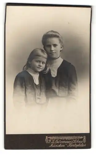 Fotografie F. H. Ostermayr, München, Zwei Mädchen nebeneinander gleich gekleidet