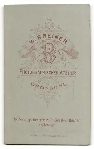 Fotografie W. Breiner, Gronau. Herr mit welligem Haar und Fliege