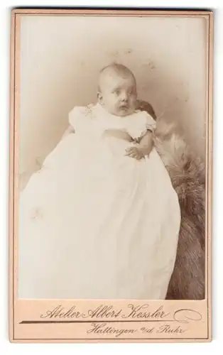Fotografie Albert Kessler, Hattingen, kleines Baby sitzt auf Pelz